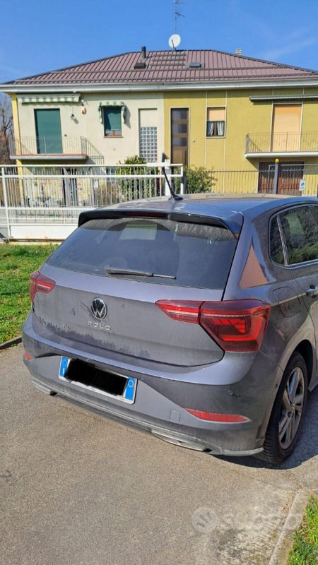 Grigio Usata 2022 VW Polo R-line Tre volumi | 17.500 € (Buon prezzo) - Immagine 1/4