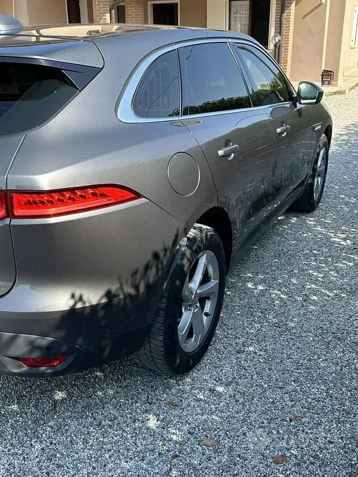 Usata Jaguar F-Pace Prestige 180 CV (132 kW) 2018 Grigio SUV