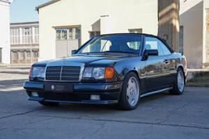 Usata Mercedes E300 AMG 220 CV (161 kW) 1993 Nero Cabrio