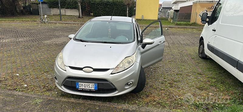 Usata Ford Fiesta 68 CV (50 kW) 2009 Grigio Berlina