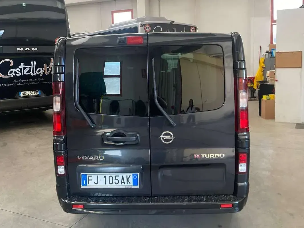 Usata Opel Vivaro 145 CV (106 kW) 2017 Nero Monovolume