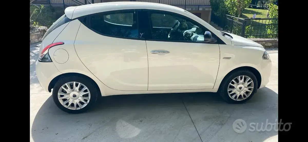 Usata Lancia Ypsilon 60 CV (44 kW) 2015 Bianco Utilitaria