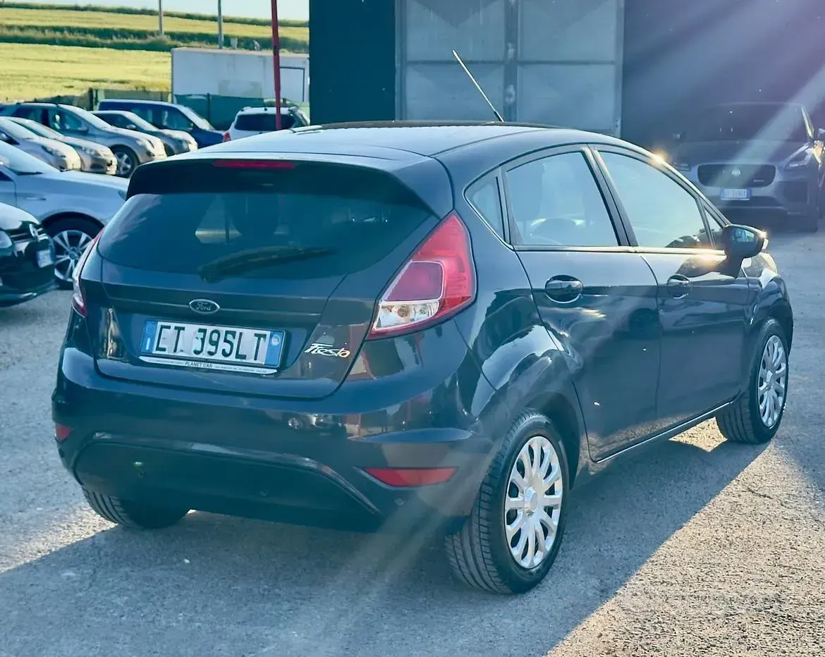 Usata Ford Fiesta 60 CV (44 kW) 2015 Blu Utilitaria