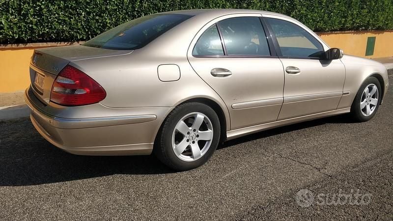 Usata Mercedes E320 Avantgarde 224 CV (164 kW) 2004 Marrone Berlina