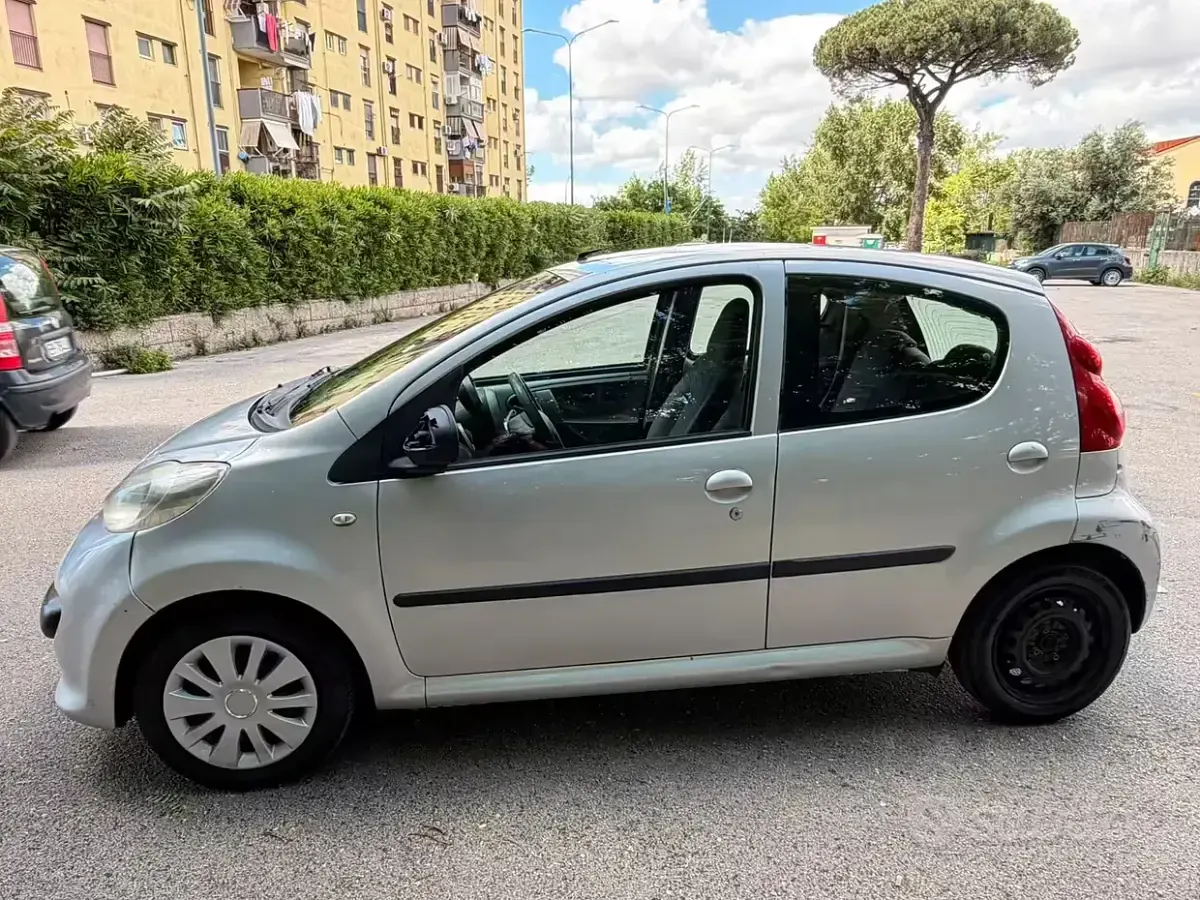 Usata Peugeot 107 68 CV (50 kW) 2007 Grigio Utilitaria