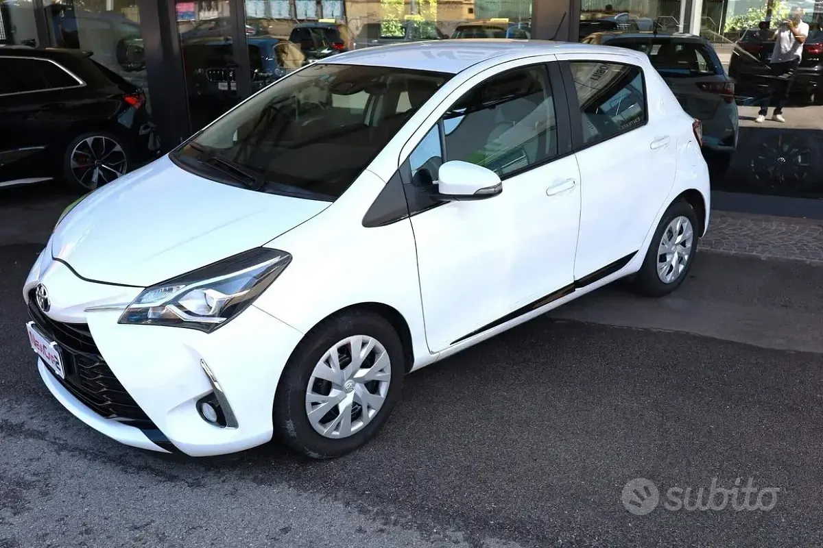 Usata Toyota Yaris Active 69 CV (50 kW) 2017 Bianco Berlina