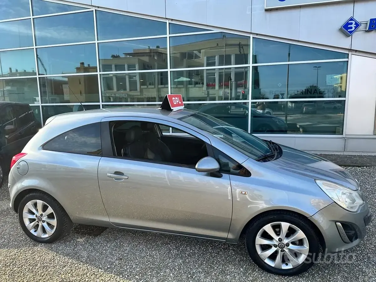 Begagnad Opel Corsa 86 HK (63 kW) 2012 Grå Halvkombi
