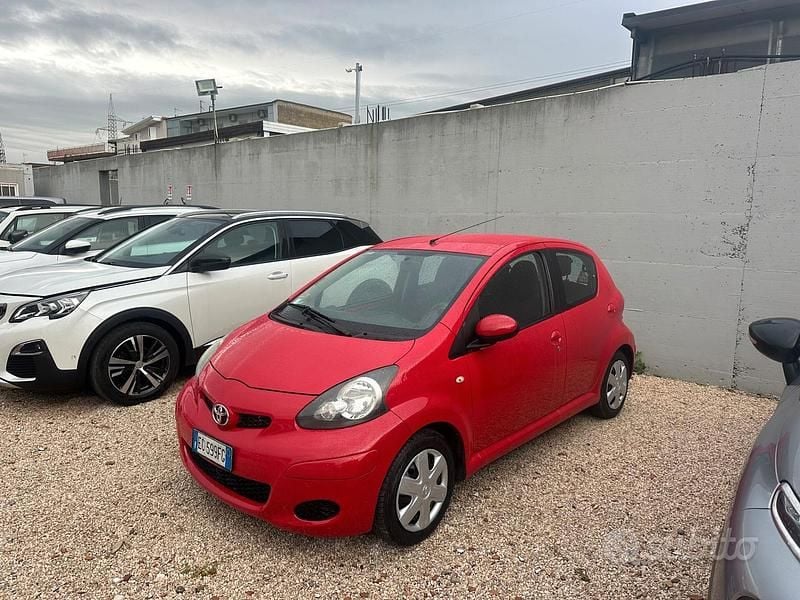 Rosso Usata 2010 Toyota Aygo Due volumi | 4500 € (Buon prezzo) - Immagine 1/4