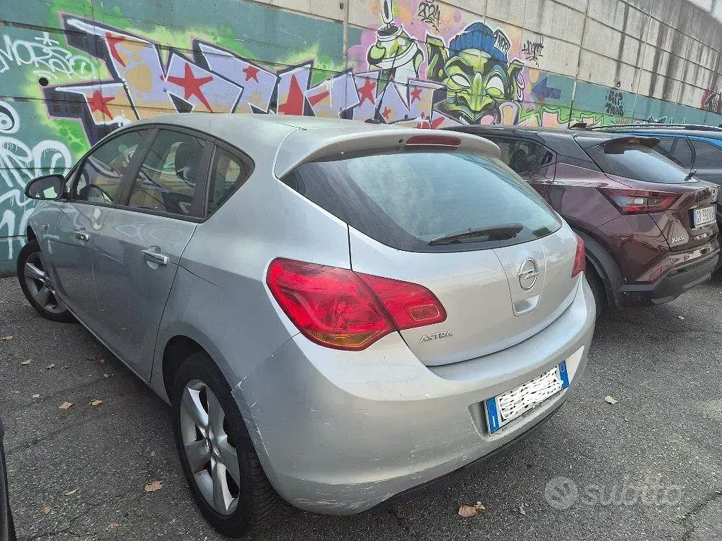 Usata Opel Astra 101 CV (74 kW) 2010 Grigio Berlina