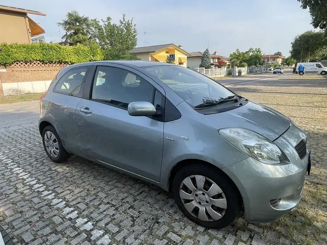Usata Toyota Yaris Sol 90 CV (66 kW) 2006 Utilitaria