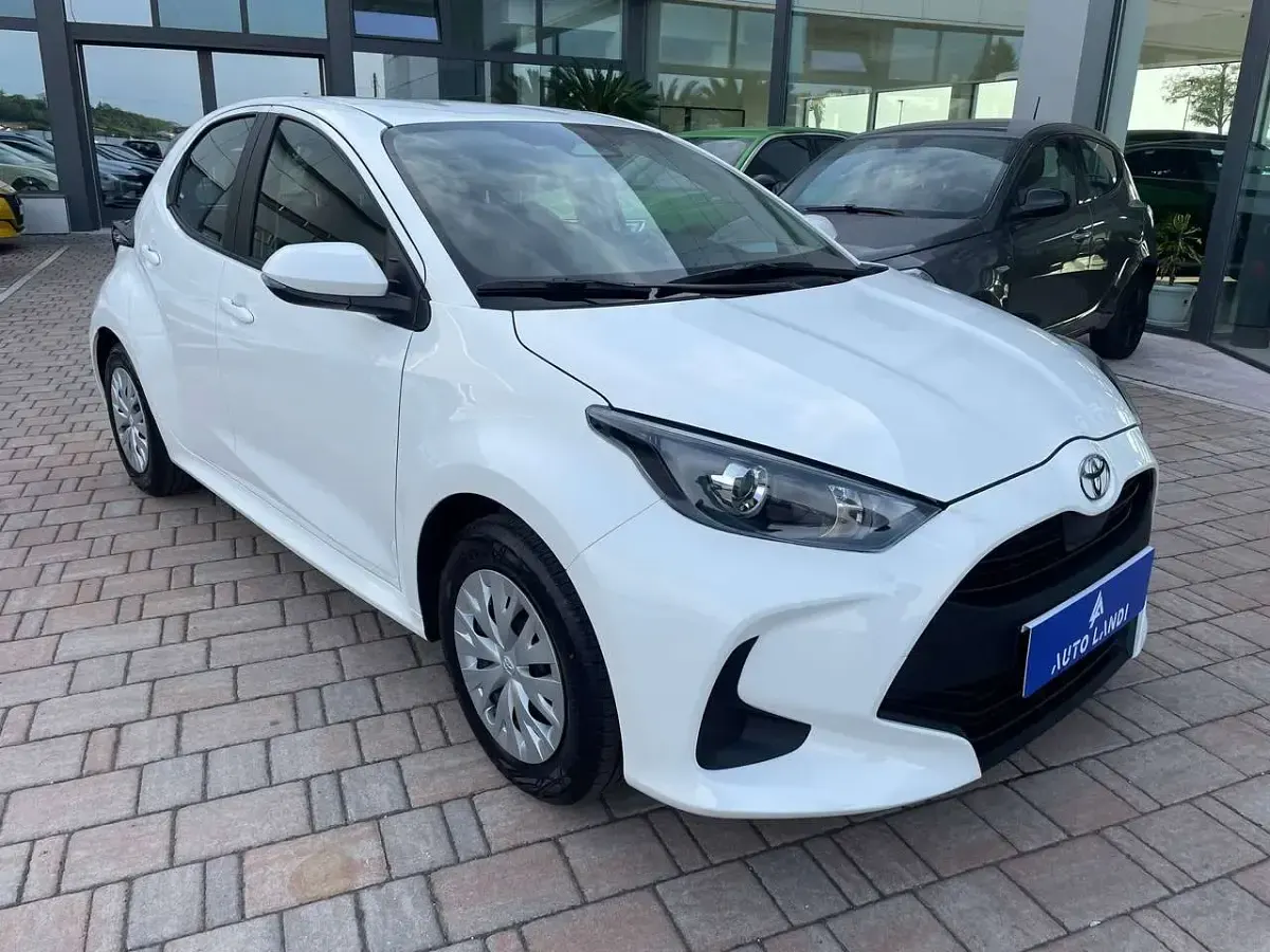 Nuova Toyota Yaris Hybrid Trend 92 CV (67 kW) 2026 Bianco Berlina
