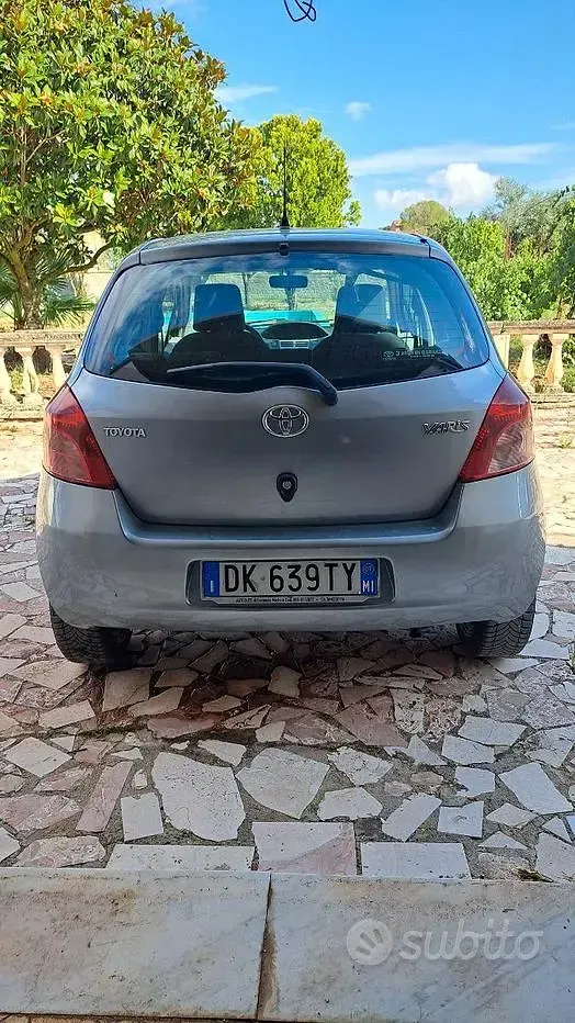 Usata Toyota Yaris 69 CV (50 kW) 2007 Grigio Utilitaria