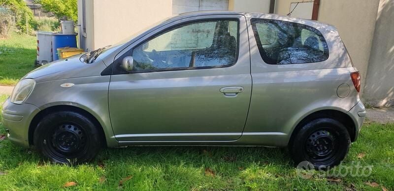 Second-hand Toyota Yaris 75 CP (55 kW) 2003 Gri Hatchback