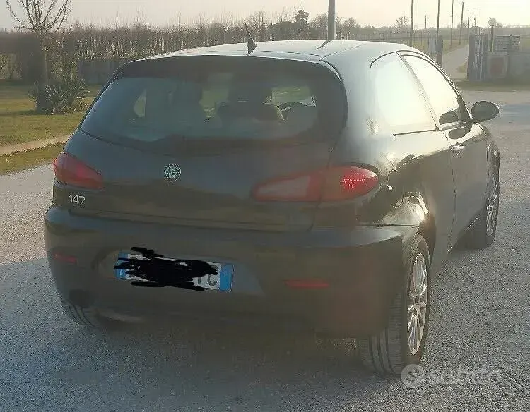 Usata Alfa Romeo 147 105 CV (77 kW) 2008 Grigio Utilitaria