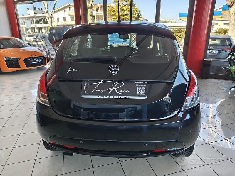 Gebraucht Lancia Ypsilon 69 PS (50 kW) 2016 Schwarz Kleinwagen