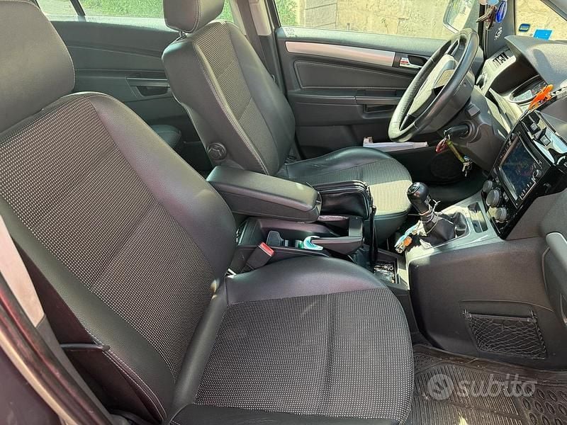 Usata Opel Zafira 150 CV (110 kW) 2012 Grigio Monovolume
