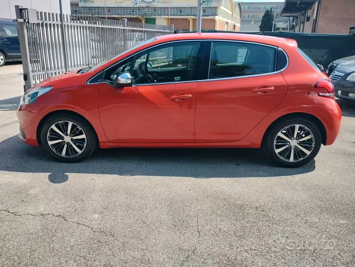 Usata Peugeot 208 GT-line 110 CV (80 kW) 2017 Arancione Utilitaria