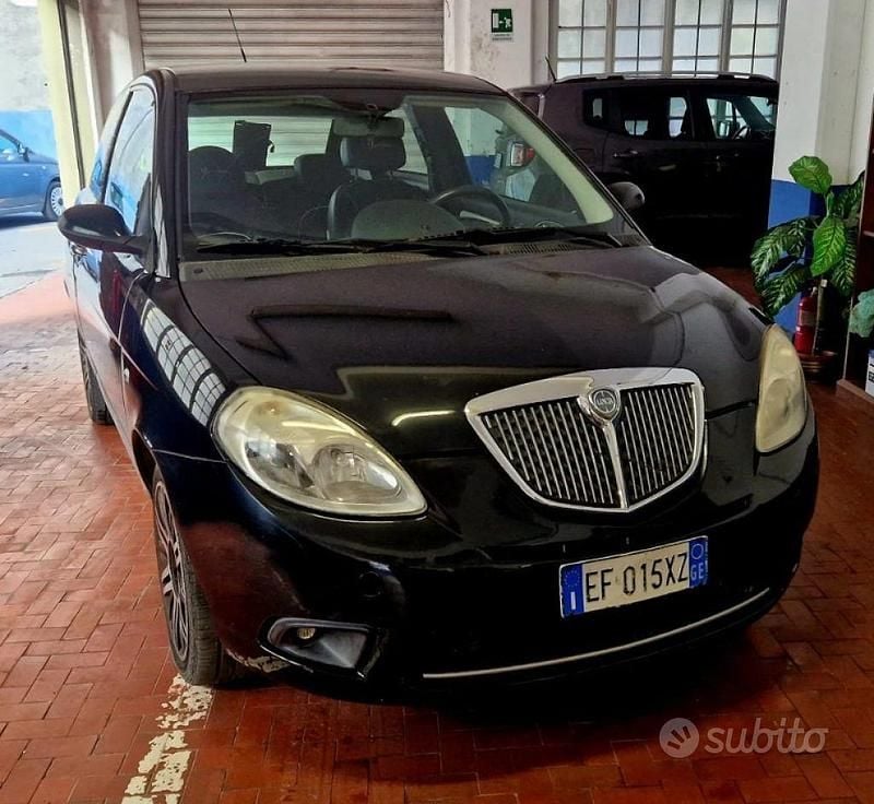 Usado Lancia Ypsilon 2010 Cinzento Citadino