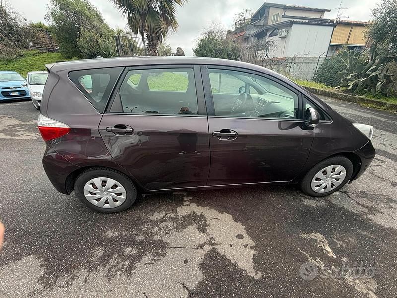 Gebraucht Toyota Verso-S Style 90 PS (66 kW) 2012 Violett Van / Kleinbus