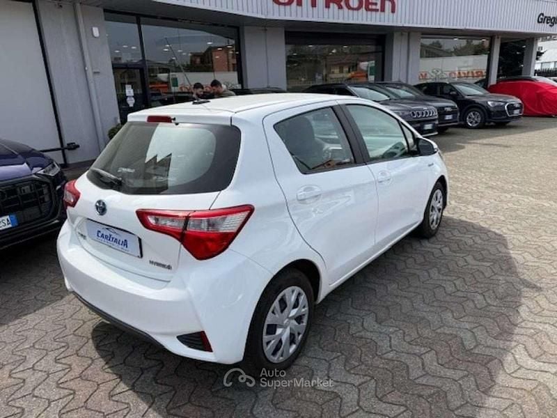 Usata Toyota Yaris Hybrid Active 73 CV (53 kW) 2020 Bianco Berlina