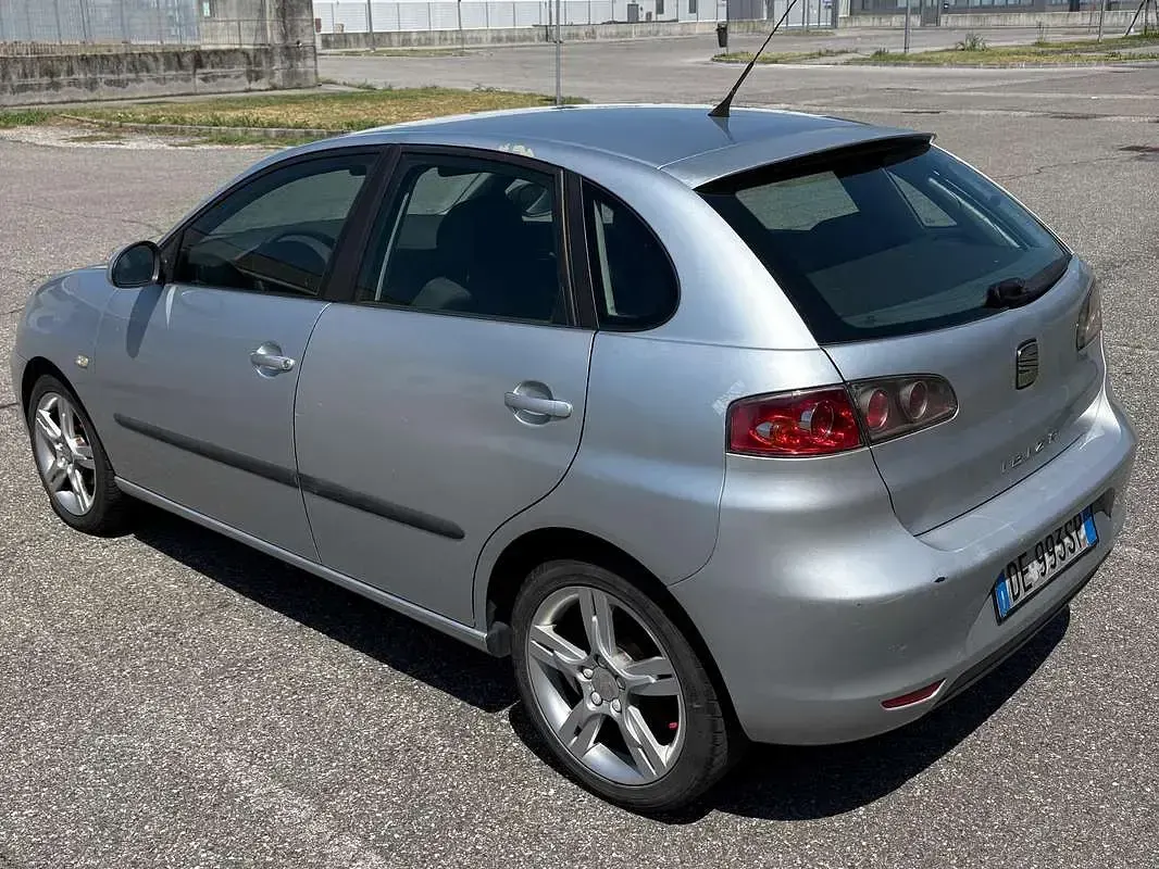 Usata Seat Ibiza Stylance 86 CV (63 kW) 2006 Argento Utilitaria