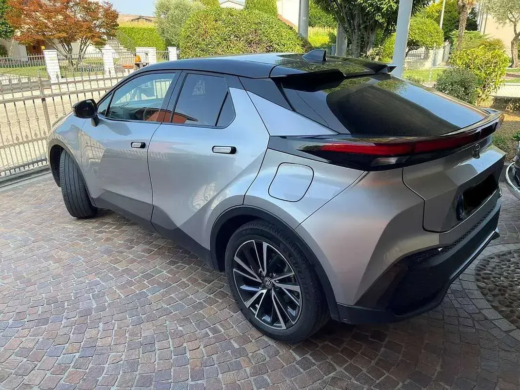 Usata Toyota C-HR Lounge 152 CV (111 kW) 2024 Argento SUV