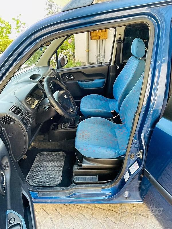 Usata Opel Agila 75 CV (55 kW) 2003 Blu Utilitaria
