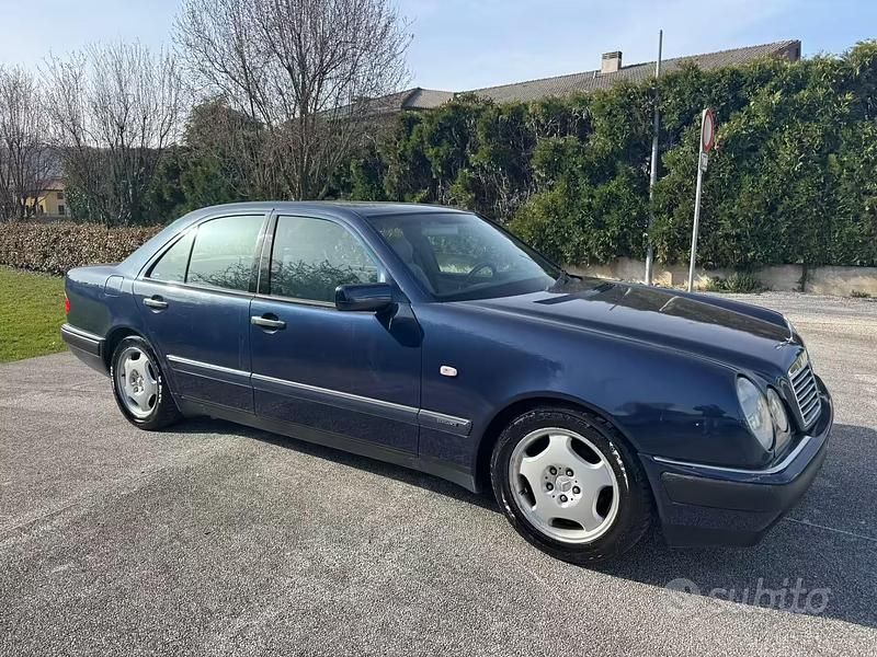 Begagnad Mercedes E200 Elegance 136 HK (100 kW) 1997 Blå Sedan