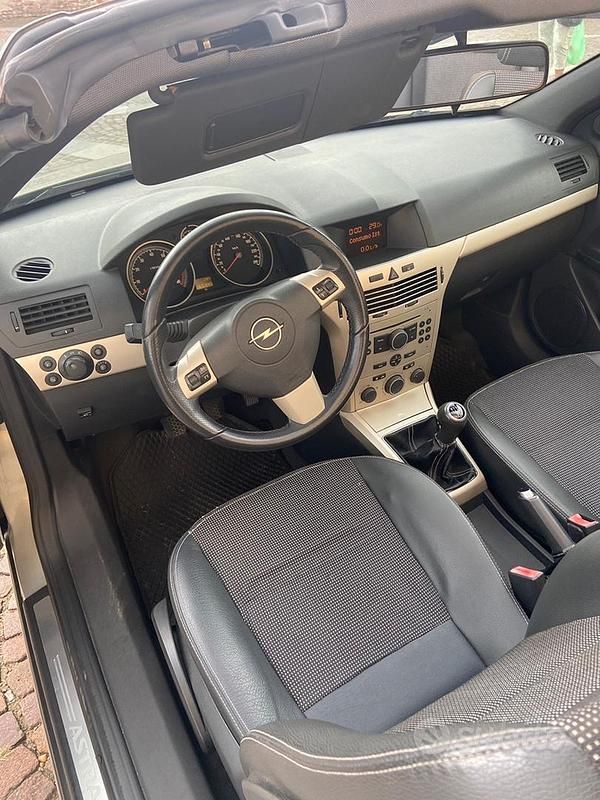 Usata Opel Astra Cabriolet 105 CV (77 kW) 2006 Grigio Cabrio