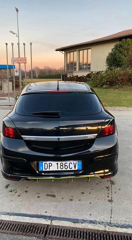 Nero Usata 2008 Opel Astra GTC Due volumi | 3000 € - Immagine 1/4