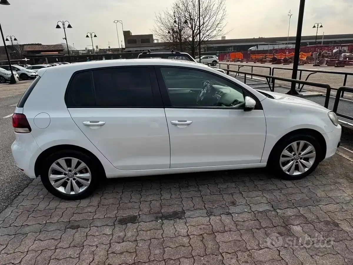 Usata VW Golf VI 122 CV (89 kW) 2009 Bianco Utilitaria