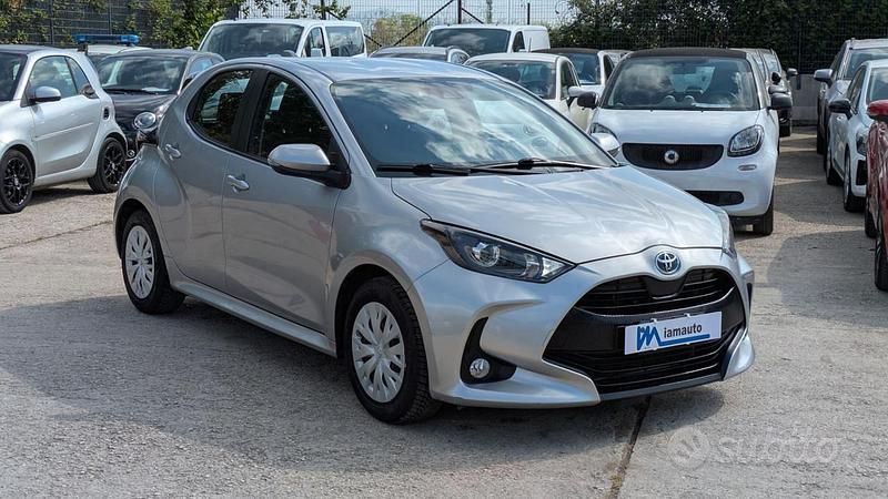 Begagnad Toyota Yaris Hybrid Business Edition 92 HK (67 kW) 2022 Grå Sedan