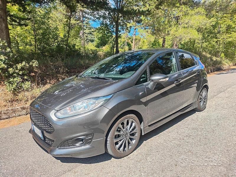 Usata Ford Fiesta ST-Line 75 CV (55 kW) 2017 Grigio Utilitaria