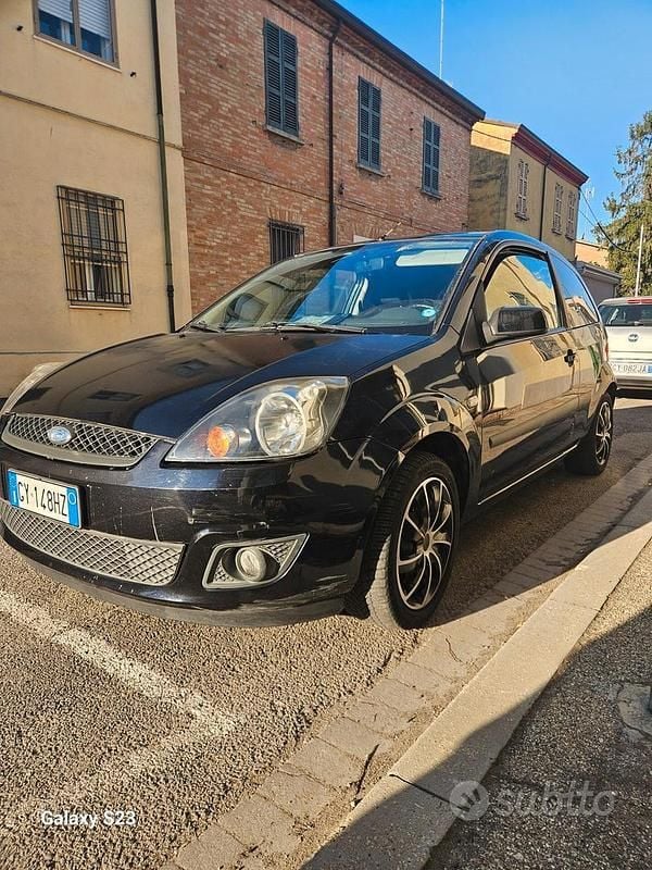 Nero Usata 2006 Ford Fiesta Ghia Due volumi | 2000 € (Buon prezzo) - Immagine 1/4