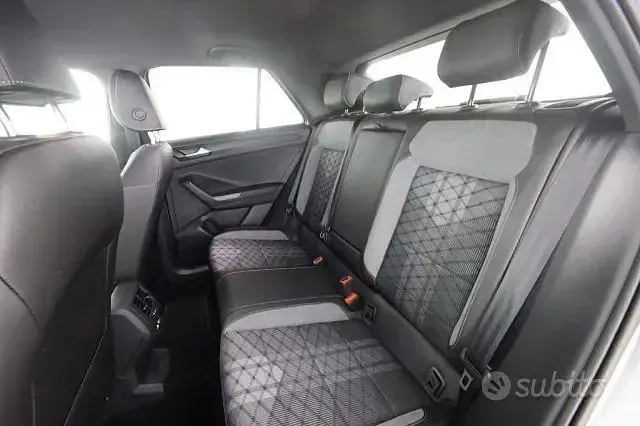 Usata VW T-Roc R-line Plus 150 CV (110 kW) 2024 Argento SUV