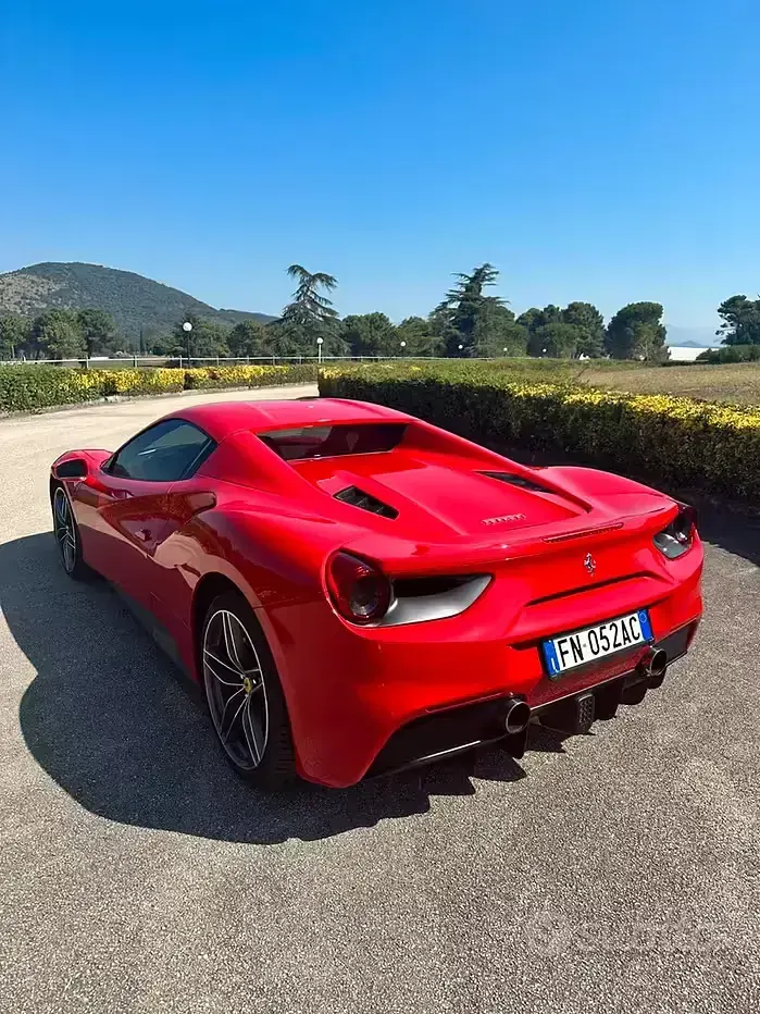 Usata Ferrari 488 670 CV (492 kW) 2018 Rosso Cabrio