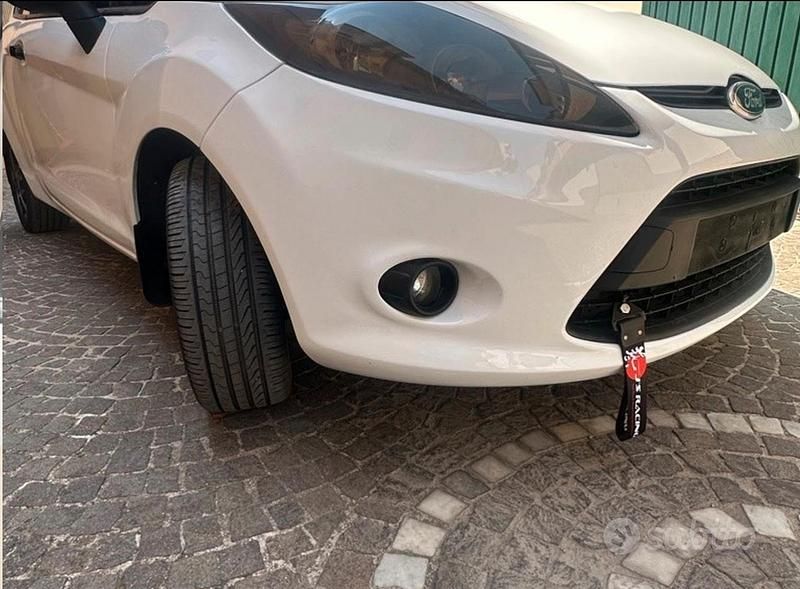 Usata Ford Fiesta 70 CV (51 kW) 2011 Bianco Berlina