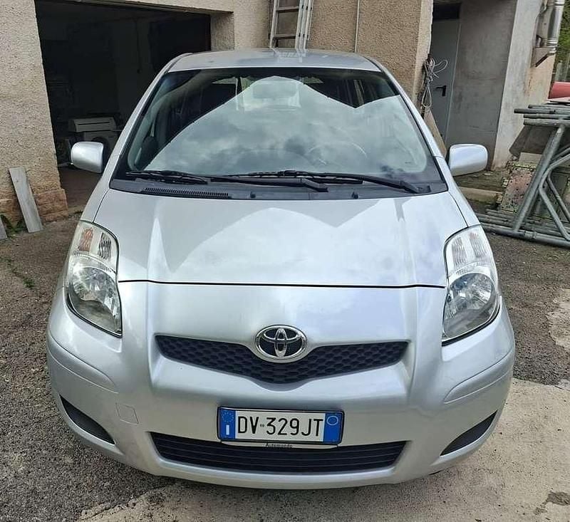 Usata Toyota Yaris Cool 101 CV (74 kW) 2009 Utilitaria