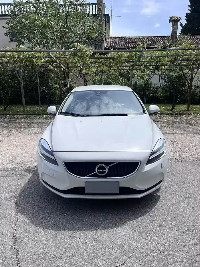 Usata Volvo V40 120 CV (88 kW) 2018 Bianco Berlina
