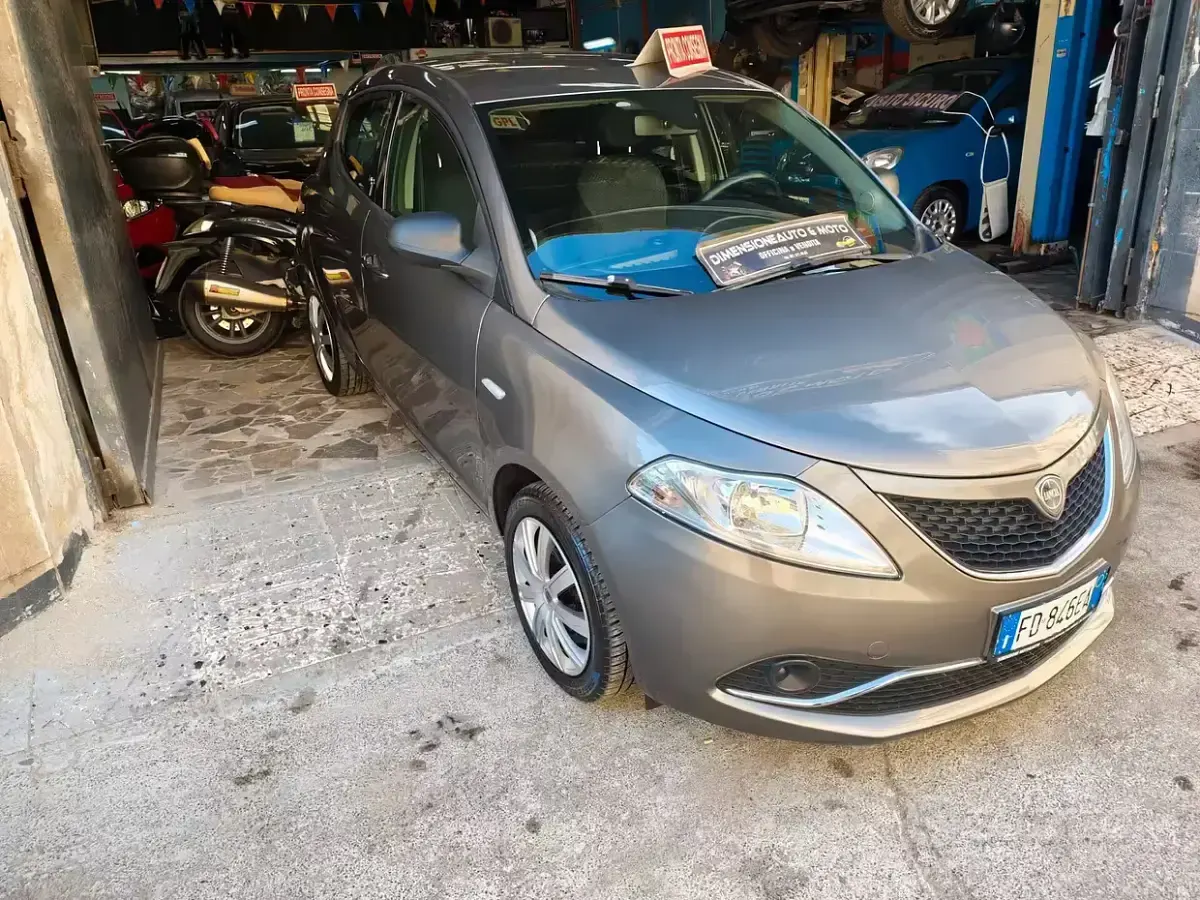 Usata Lancia Ypsilon Silver 69 CV (50 kW) 2016 Grigio Utilitaria