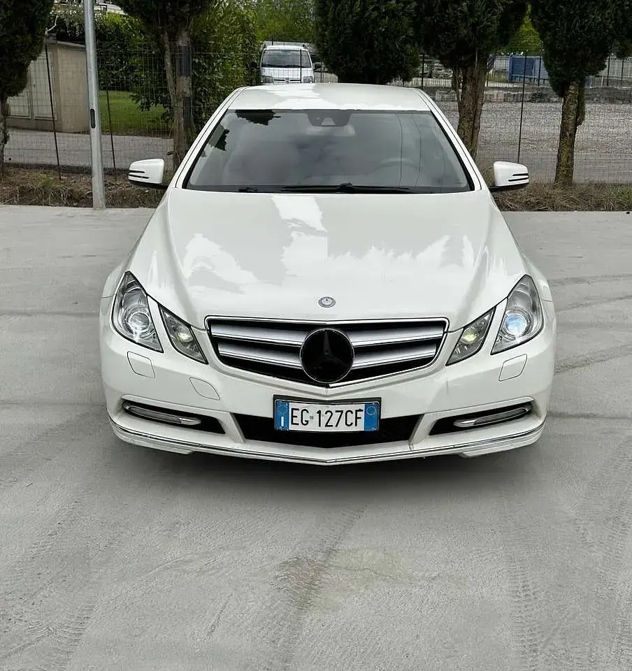 Gebraucht Mercedes E220 Avantgarde 170 PS (125 kW) 2011 Weiß Coupé