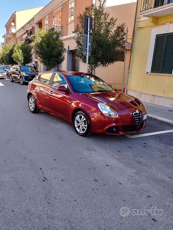Rosso Usata 2011 Alfa Romeo Giulietta Progression Tre volumi | 3890 € (Buon prezzo) - Immagine 1/4