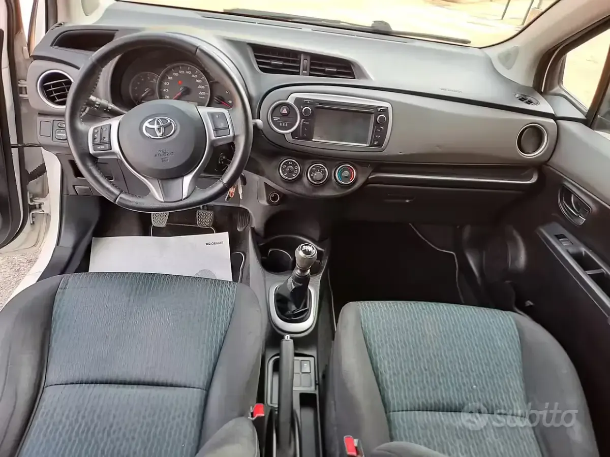 Usata Toyota Yaris Lounge 90 CV (66 kW) 2012 Bianco Utilitaria