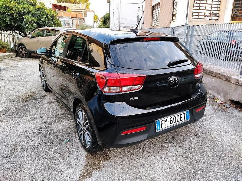 Usata Kia Rio 90 CV (66 kW) 2017 Nero Berlina