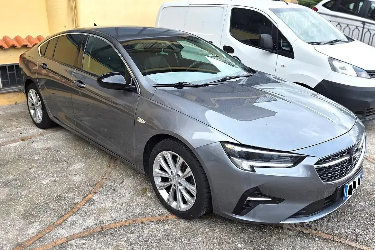 Usata Opel Insignia 122 CV (89 kW) 2022 Grigio Berlina