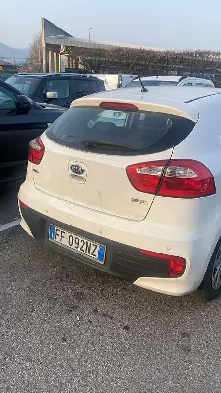 Usata Kia Rio City 83 CV (61 kW) 2016 Bianco Berlina