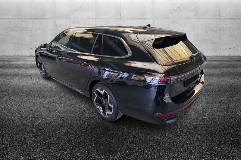 Usata VW Passat R-line 150 CV (110 kW) 2025 Nero metallizzato Station wagon