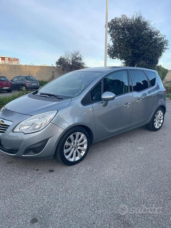 Usata Opel Meriva Cosmo 100 CV (73 kW) 2011 Grigio Monovolume