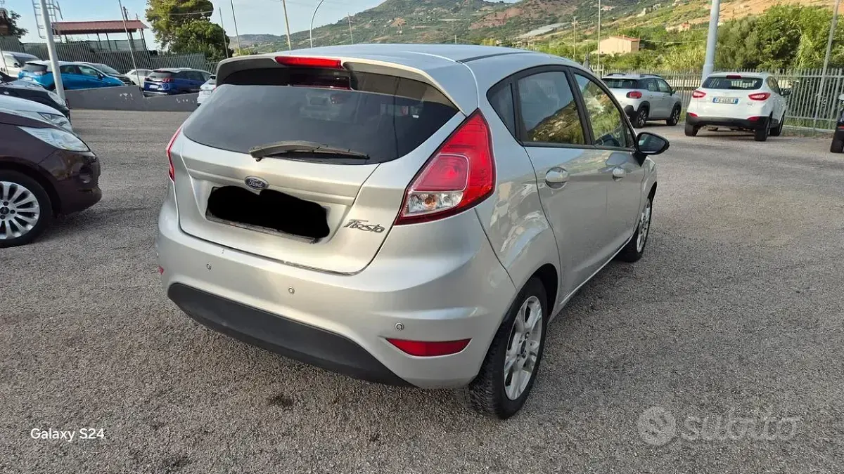 Usata Ford Fiesta Titanium 95 CV (69 kW) 2014 Grigio Utilitaria