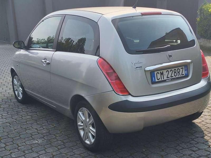 Usata Lancia Ypsilon 60 CV (44 kW) 2004 Argento Utilitaria